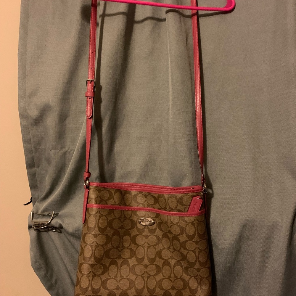 Coach leather tan and pink large crossbody, 2 zipper front , flawless